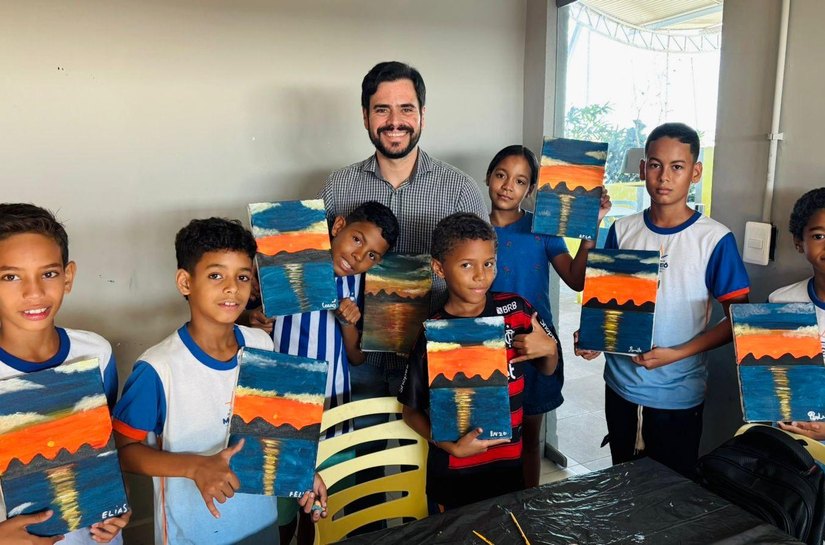 Crianças do Parque Biblioteca produzem telas inspiradas no pôr do sol da lagoa Mundaú