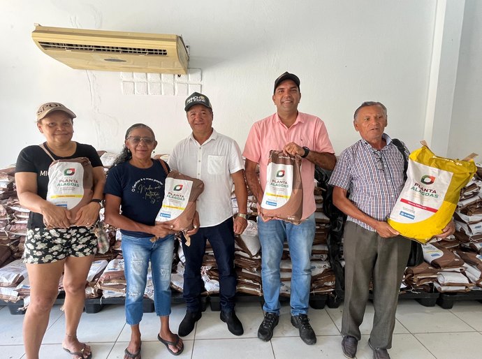 Prefeitura de Santana do Mundaú beneficia produtores com entrega de sementes