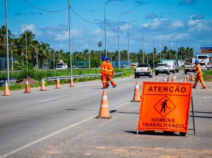 Construção de viaduto do Arco Metropolitano altera trânsito na BR-349, antiga AL-101 Sul