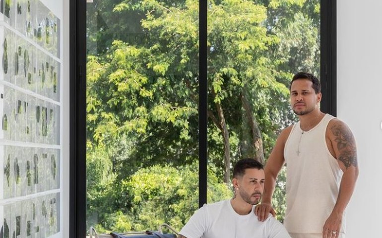 Carlinhos Maia e marido abrem as portas de nova mansão com detalhes que impressionam
