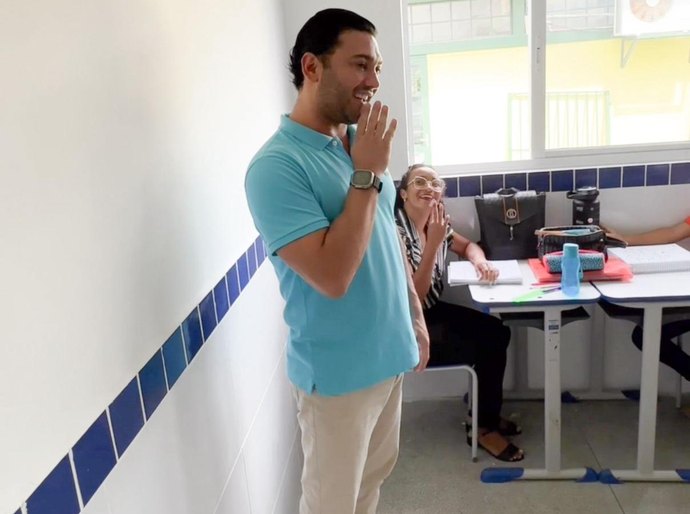 Rodrigo Valença destaca importância da Educação em Libras durante visita a escolas de São José da Laje