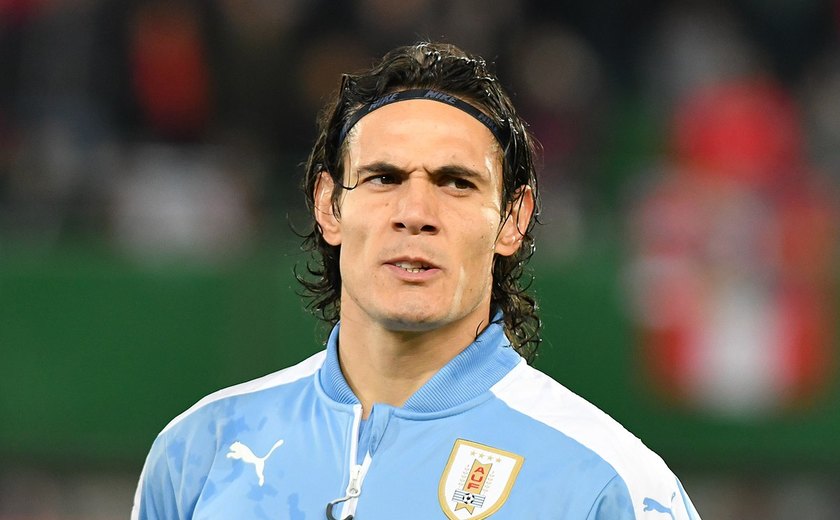 Cavani aparece em vídeo com javali morto e polêmica repercute no governo uruguaio