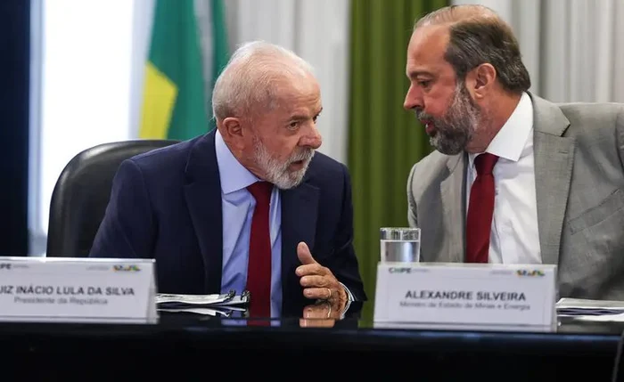 Lula e o ministro Alexandre Silveira, durante reunião do conselho de política energética
