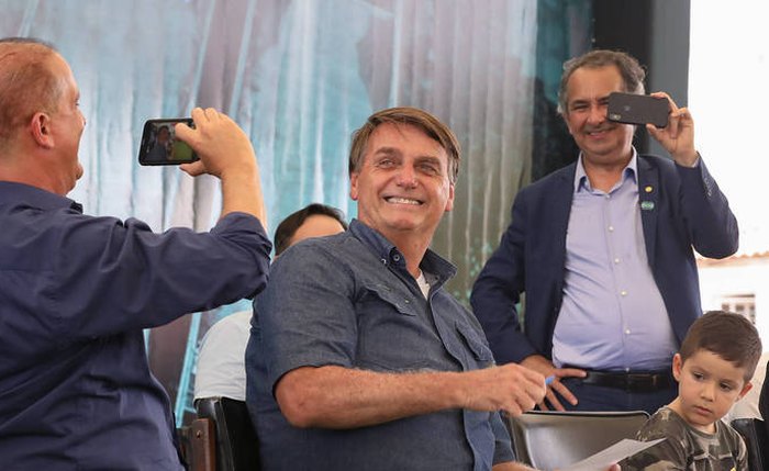 Bolsonaro fotografado em evento com ministros