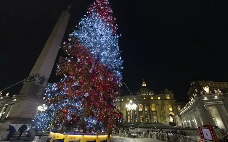 Pela 1ª vez, mulher lidera cerimônia da árvore de Natal no Vaticano