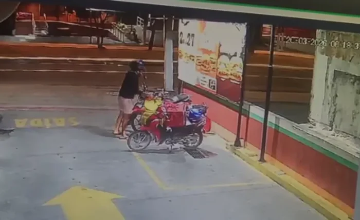 Suspeito foi flagrado levando mochila térmica de entregador