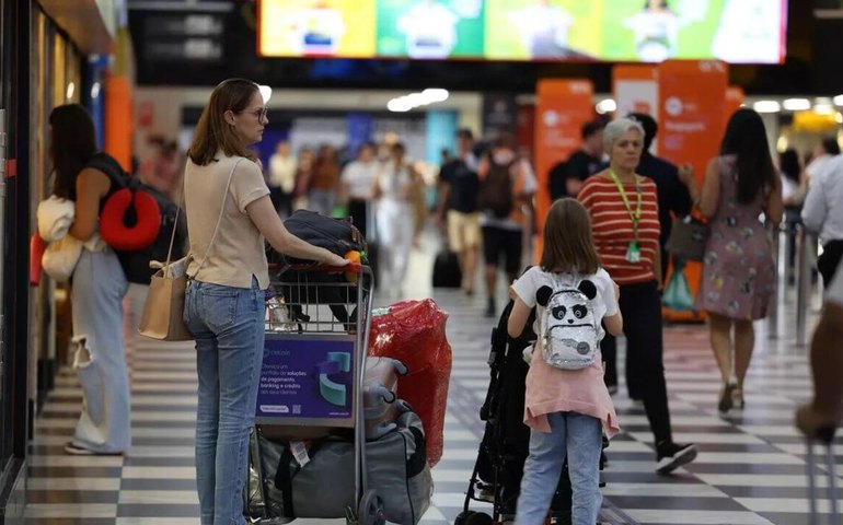Mídia: aviação brasileira bate recorde de passageiros apesar da alta de preços global do petróleo