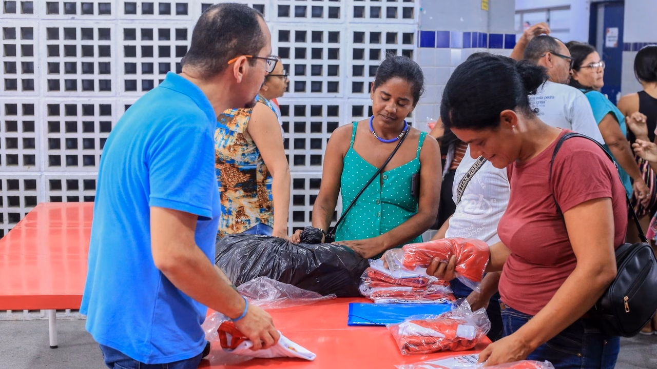 Prefeitura de Penedo entrega fardamento para estudantes da rede pública municipal
