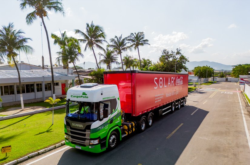 Solar Coca-Cola incorpora primeiro caminhão 100% a gás à operação da empresa
