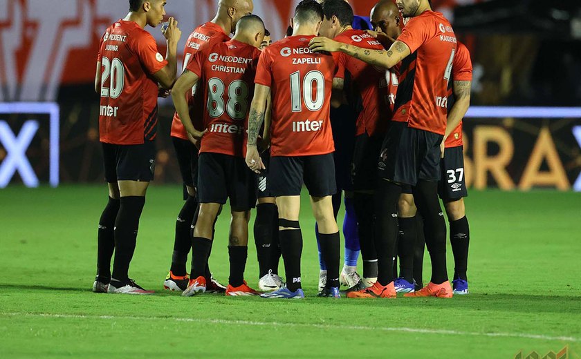 Athletico-PR supera Vitória no Barradão e respira após crise gerada por saída de Cuca