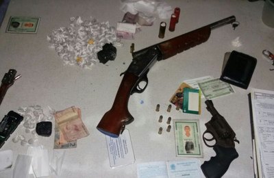 Polícia Militar apreende drogas, armas e acusados no tráfico em Ibateguara