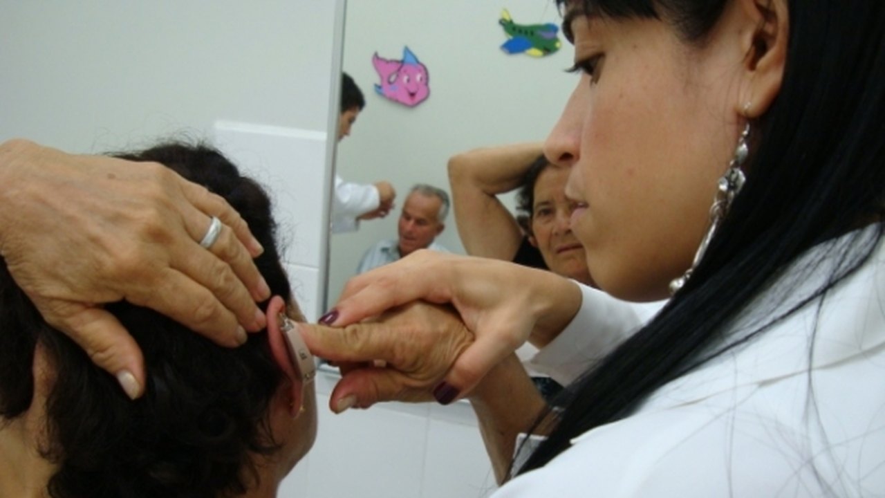 Centro de Reabilitação da Uncisal distribui aparelhos auditivos para pacientes