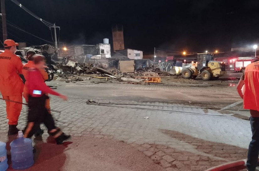 Incêndio de grandes proporções que atinge cerca de 50 barracas no entorno do Mercado da Produção