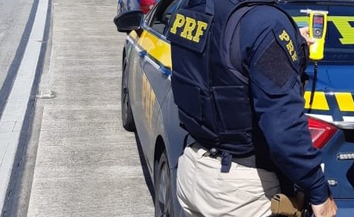 Um deles não possuía habilitação para dirigir e o outro colidiu na viatura da PRF