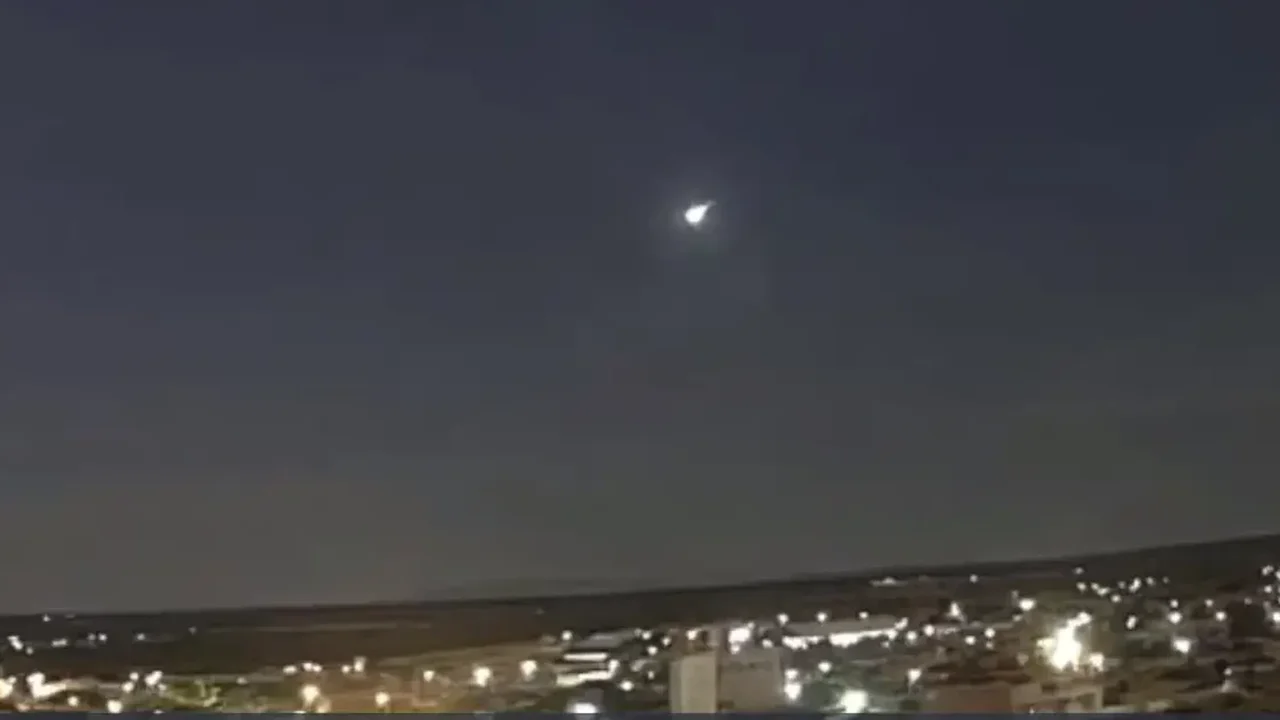 Rastro de fogo no céu: meteoro em queda ilumina a Líbia