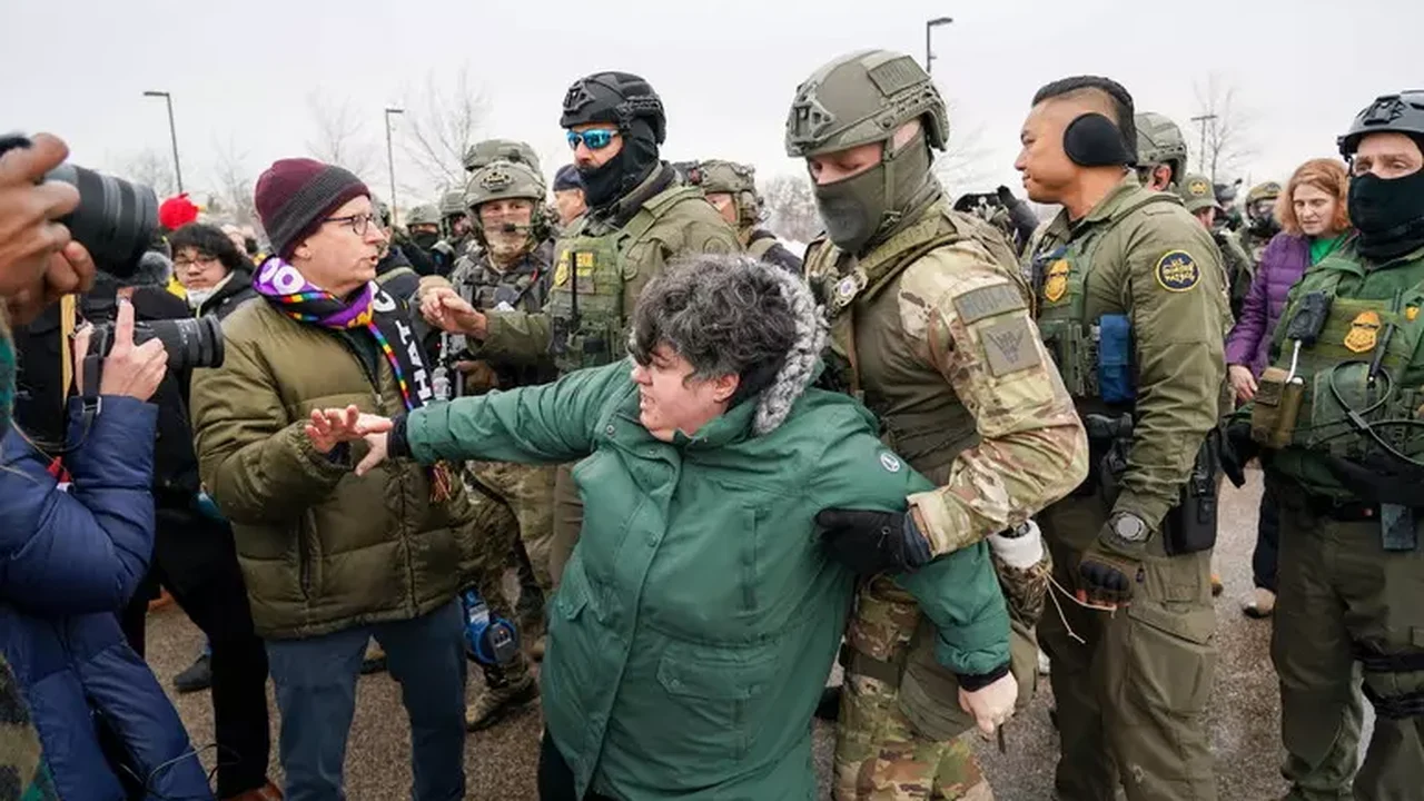 Após morte em operação do ICE, protestos elevam tensão em Minneapolis