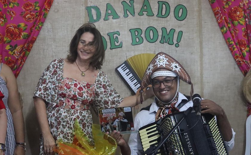 Sarau Cultural homenageia sanfoneiro Fidellis