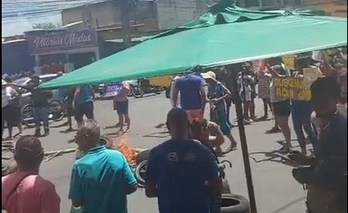 Moradores fazem protesto para chamar a atenção do poder público sobre o desabastecimento