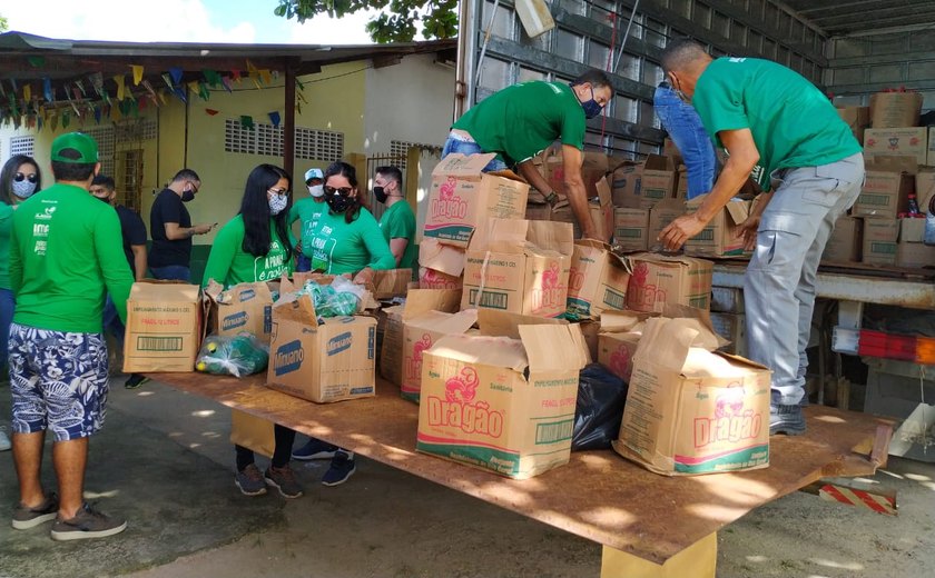 Ambulantes da orla de Maceió recebem 12 toneladas de alimentos na manhã desta quarta-feira (15)