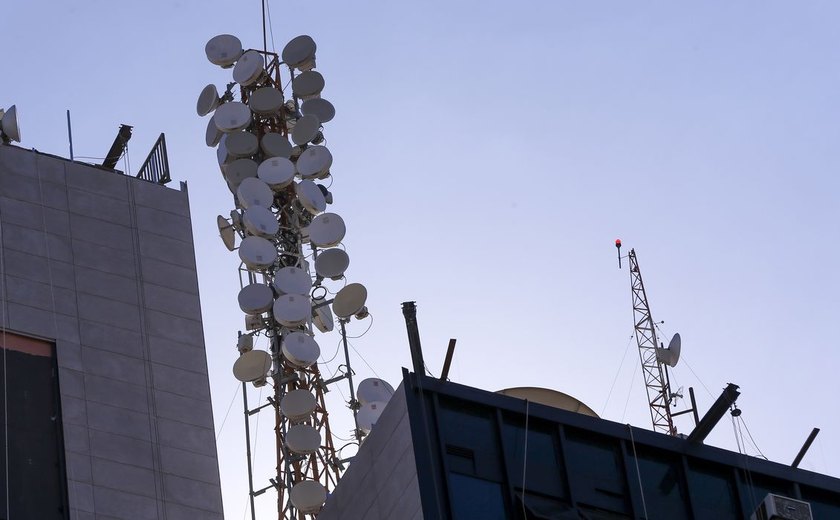 Funcionário passa mal e fica preso no topo de torre de celular em SP