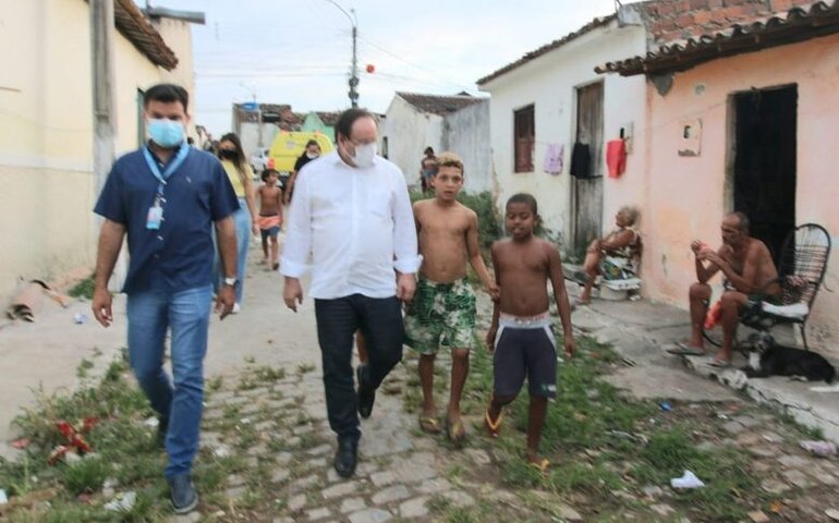 Prefeito Luciano ouve moradores para realizar mais obras no Manoel Teles e Primavera