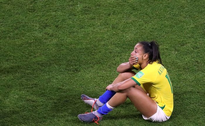 Jogadora Kathellen lamenta a eliminação da seleção brasileira na Copa do Mundo de Futebol Feminino