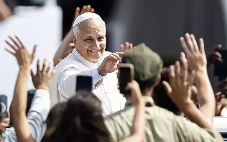 Papa Leão XIV visita peregrino internado em hospital de Roma