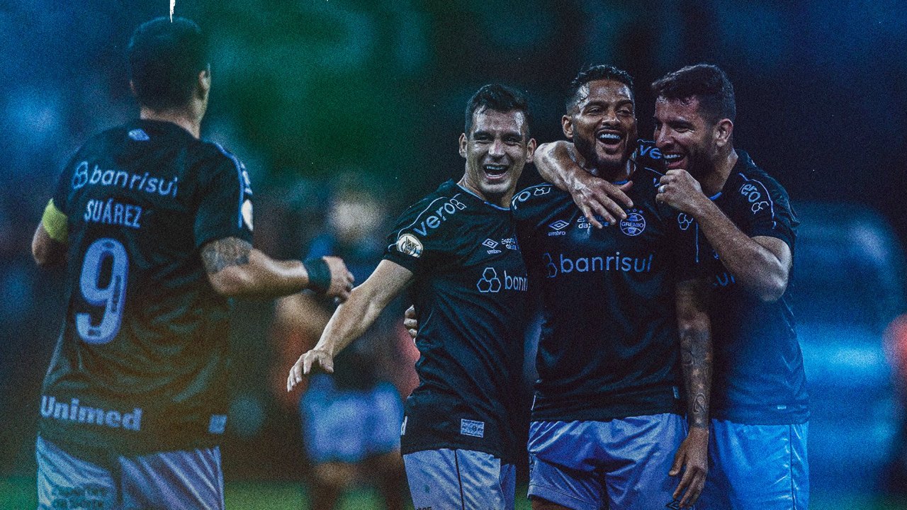 Corinthians e Grêmio fazem jogo com 2 viradas e empatam no duelo com mais gols do Brasileirão
