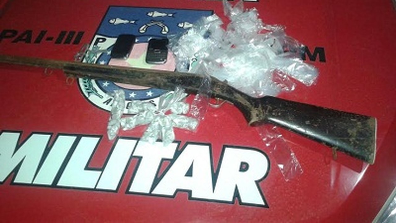 PM apreende arma de fogo e drogas em Branquinha