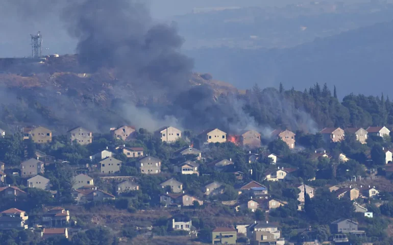 Hezbollah lança mais de 200 foguetes e drones contra Israel após morte de comandante do grupo