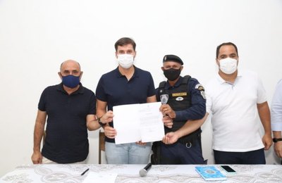 Prefeito Cacau assina concessão que valoriza carreira dos servidores da Guarda Municipal