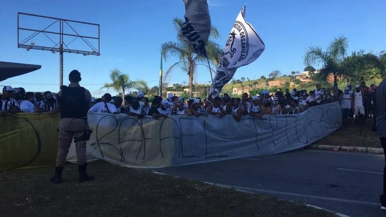 Torcida do Atlético-MG faz protesto na frente de CT e cobra Vargas