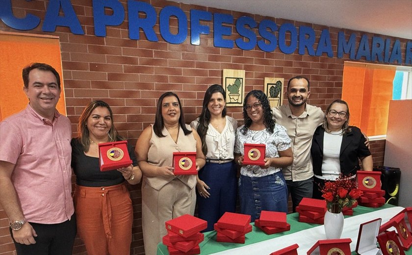 Prefeita Marcela Gomes prestigia premiação de professores de Novo Lino pelos avanços na Avaliação de Fluência