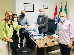 Lindair Amaral, Louise Texeire, Vinícius Palmeira entregando nosso relatório ao vice-prefeito Ronaldo Lessa e seu assessor Judson Cabral...