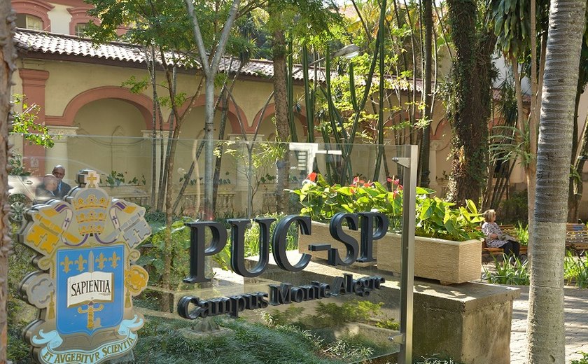 Estudantes da PUC-SP ocupam campus em protesto; Justiça autoriza que PM retire alunos à força