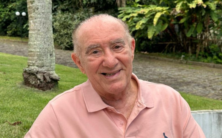 Renato Aragão chora ao rever beijo no Cristo Redentor e explica sua motivação à época