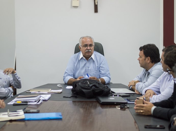 Prefeito Rogério Teófilo resolve impasse entre Frigovale e marchantes