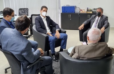 PGJ Márcio Roberto recebe secretário de Saúde e os dois discutem novas atuações em defesa da área