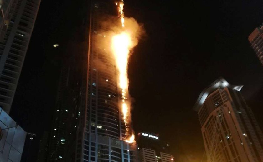 Bombeiros apagam incêndio em arranha-céu de Dubai
