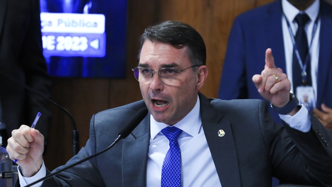 Missão pede investigação sobre filiação falsa de Flávio ao partido