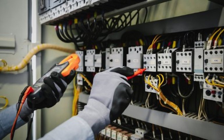 Oscilação de energia pode queimar equipamentos caros: como evitar prejuízos em comércios?