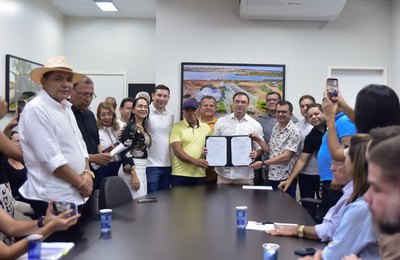 Prefeito Luciano Barbosa anuncia pavimentação e novo corredor de tráfego em Arapiraca