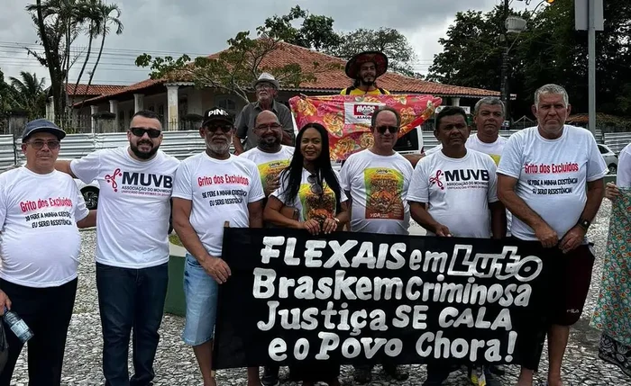 Manifestação de atingidos pelo afundamento do solo, em Maceió