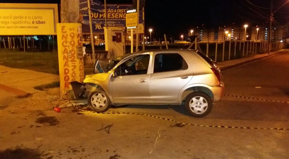 carro colide em poste