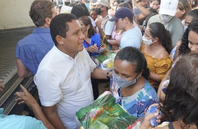 Júlio Cezar e Marx Beltrão realizam entrega de cestas básicas para famílias da zona rural
