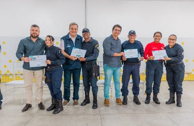 Vice-prefeito Ronaldo Lessa entrega certificados e portes de arma de fogo para guardas municipais