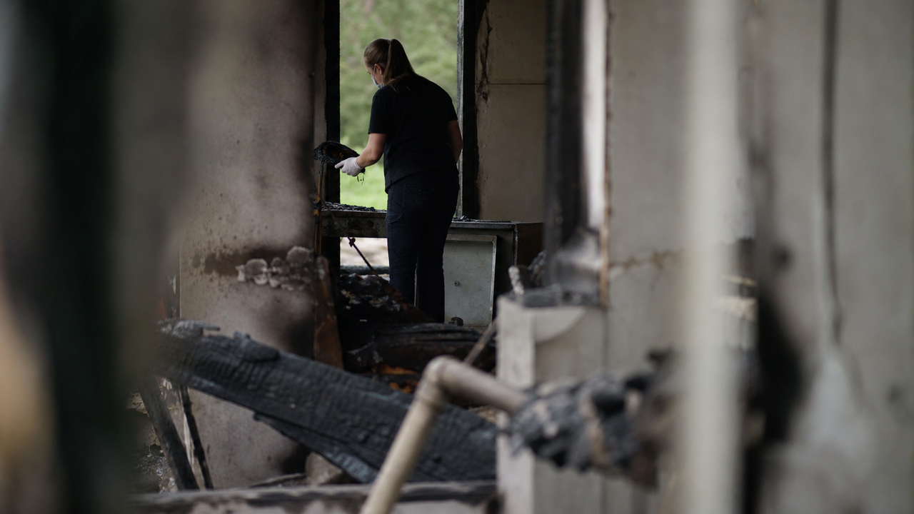 Professora é encontrada morta em casa após incêndio no RS; polícia investiga possível homicídio