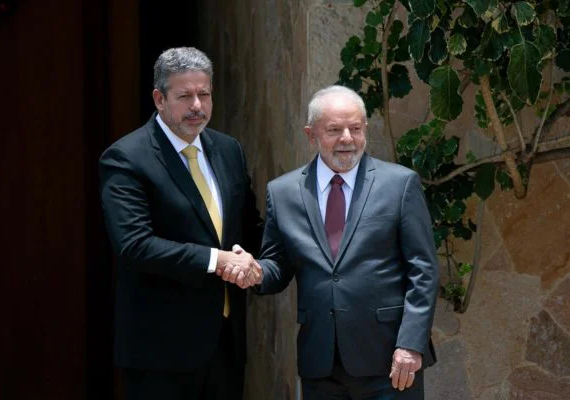 Lula se reúne com Lira em meio à tensão para aprovar PEC da Transição