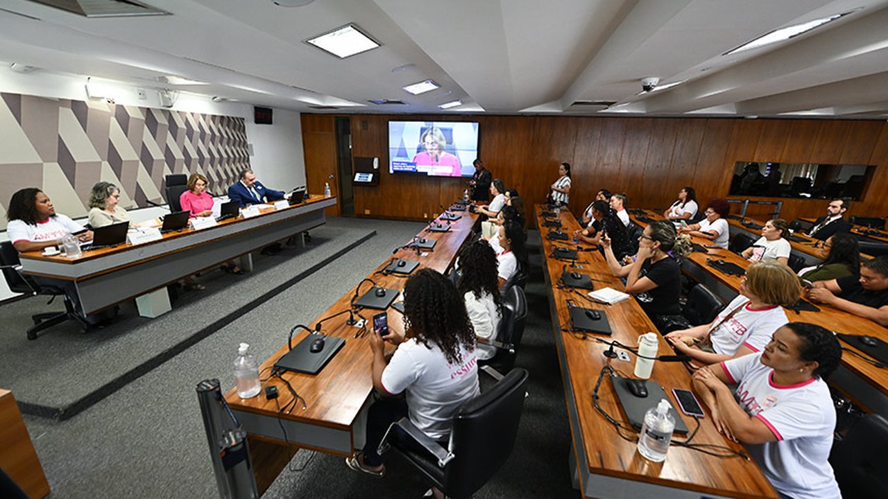 Mulheres com implante contraceptivo banido pedem política de assistência