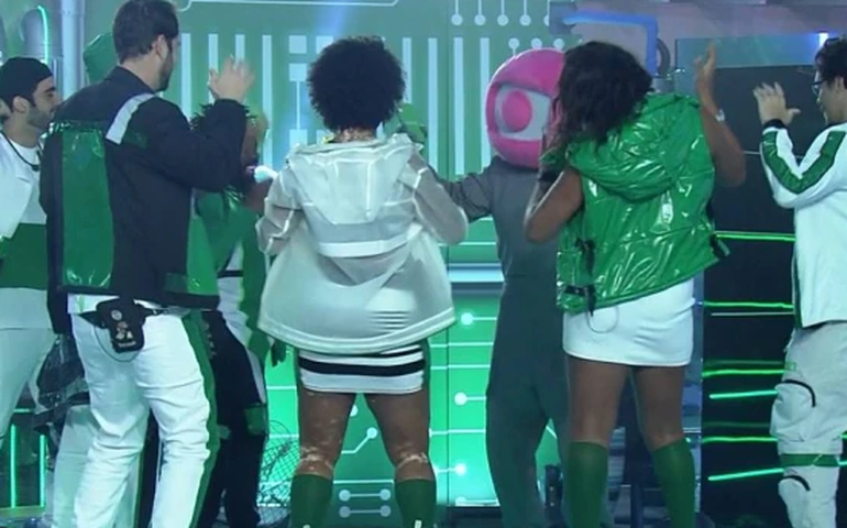 ‘BBB 22’ tem Boninho fantasiado, pedido de desculpas e todos os brothers na Xepa